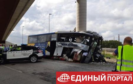 В Испании автобус врезался в мост: пять погибших