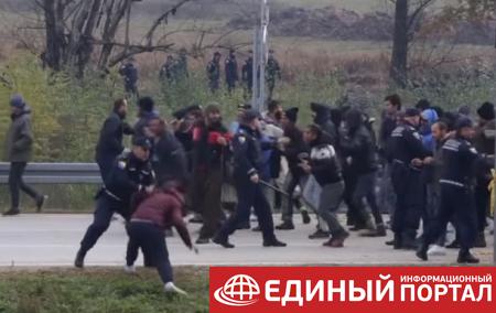 В Боснии мигранты штурмуют границу, есть пострадавшие