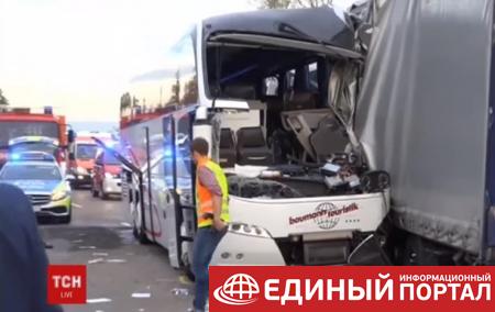 В Германии автобус с туристами врезался в грузовик: 35 пострадавших