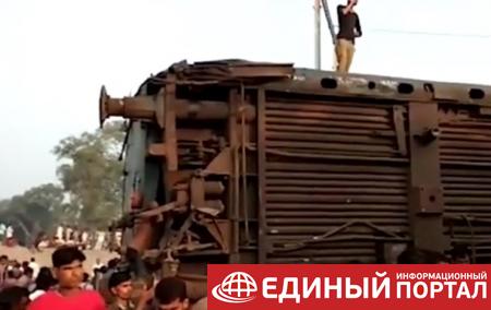 В Индии с рельсов сошел поезд, есть жертвы