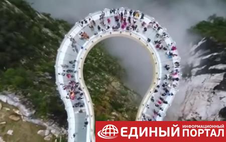 В Китае появился стеклянный мост со спецэффектами