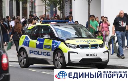 В Лондоне мужчина с отверткой напал на двух полицейских