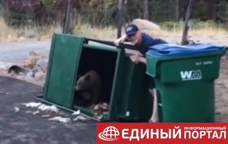 В США спасли медвежат, которые застряли в мусорнике
