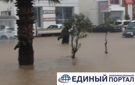 Мощное наводнение в Турции заблокировало дороги