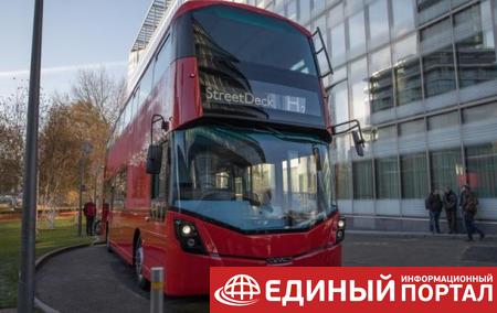В Лондоне двухэтажный автобус въехал в остановку