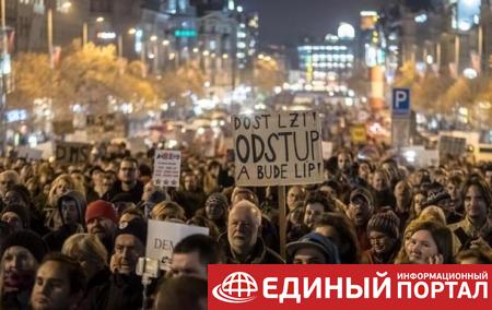 В Праге тысячи людей требуют отставки премьера