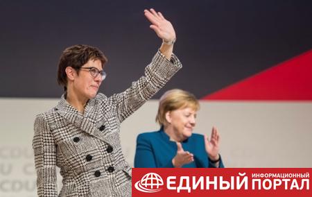 Крамп-Карренбауэр обошла Меркель по популярности