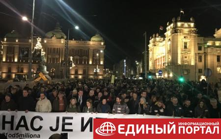 Сербы снова вышли на массовый митинг