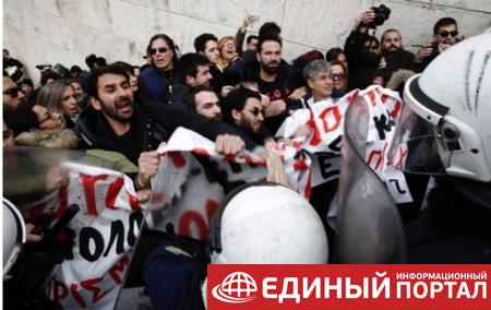 В Афинах протестующих учителей полиция разогнала слезоточивым газом