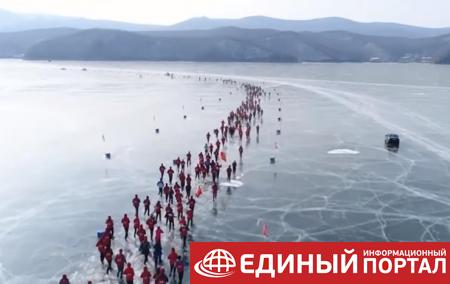 В Китае прошел забег по льду замерзшего озера