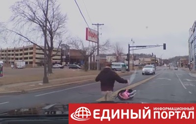 В США малыш в автокресле на ходу выпал из машины