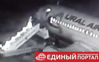 Обрушение трапа в аэропорту Барнаула попало на видео