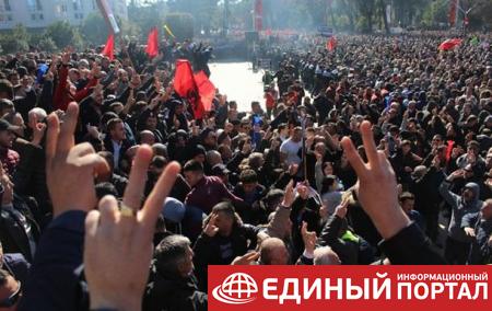 Тысячи албанцев вышли на протесты против правительства