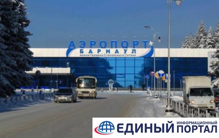 В аэропорту Барнаула пять человек упали с трапа и получили травмы