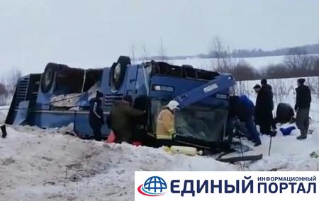 В РФ перевернулся автобус с детьми: семеро погибших