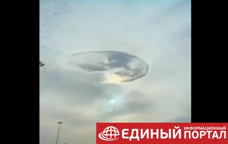 Очевидцы сняли на видео загадочную "дыру" в небе