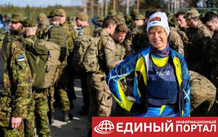 Президент Эстонии пробежала марш-бросок с военными