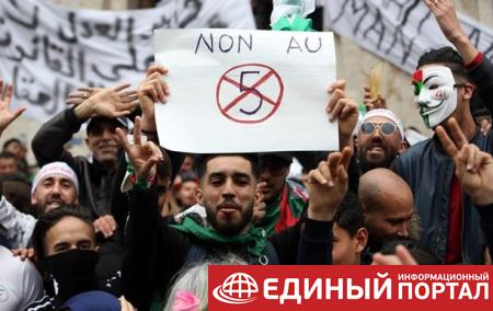 Протесты в Алжире: власти остановили движение поездов