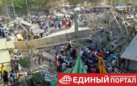 В Индии обрушилось здание: под завалами до сотни людей