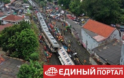 В Индонезии пассажирский поезд сошел с рельсов: десятки пострадавших