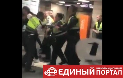 В метро Барселоны охранники избили пассажира