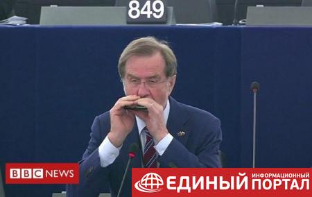 В Европарламенте депутат сыграл гимн ЕС на губной гармошке