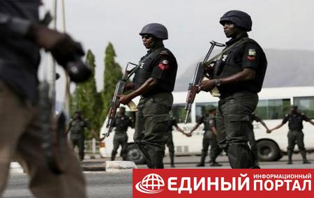 В Нигерии полицейский въехал в толпу людей, восемь жертв