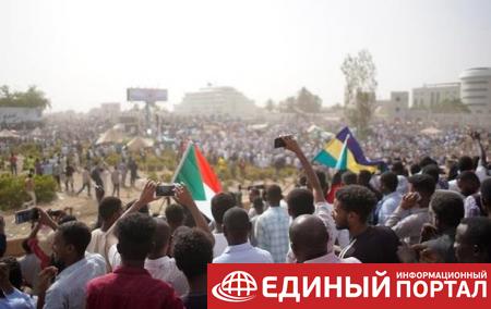 В Судане объявили об отставке президента и ввели режим ЧП
