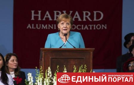 Меркель присвоили степень в Гарварде