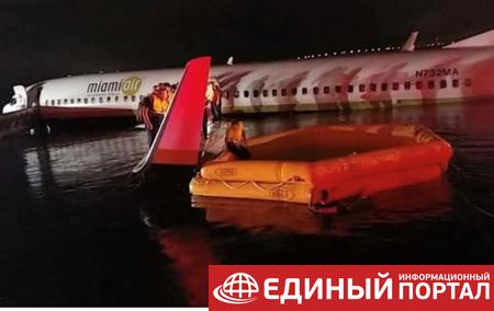 Пассажирский Boeing упал в реку в США