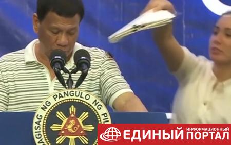Президент Филиппин выступил с тараканом на плече