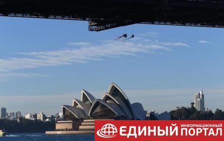 В Австралии 13 активистов Greenpeace привязали себя к мосту