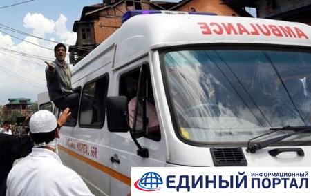 В Индии в аварию попал свадебный автобус: 15 жертв