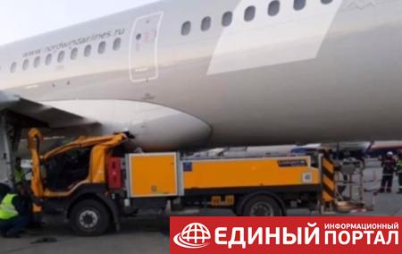 В московском аэропорту погрузчик въехал в Boeing