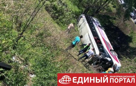 В РФ перевернулся автобус с китайцами: есть жертвы