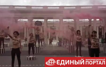 Возле Лувра прошла масштабная акция Femen