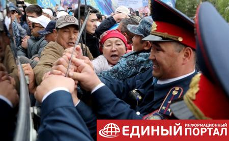 Митинги в Казахстане: Задержанных уже около 50