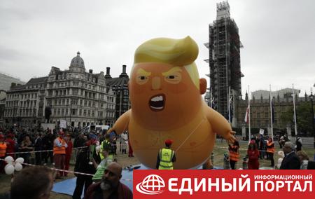 В Лондоне запустили в воздух надувного "малыша Трампа"