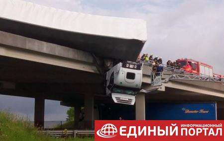 В Венгрии фура попала в ДТП на мосту и повисла в воздухе