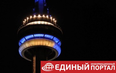 Самую высокую башню Канады подсветили в честь Украины