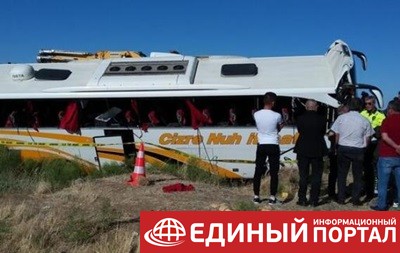В Турции перевернулся автобус: более 40 пострадавших