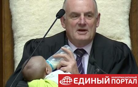 Спикер парламента на заседании кормил ребенка одного из депутатов