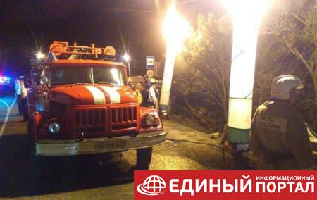 В РФ легковушка и автобус после лобового столкновения упали с обрыва
