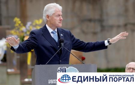 В США нашли портрет Билла Клинтона в платье и туфлях