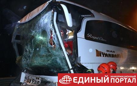 В Турции автобус врезался в грузовик: 37 пострадавших