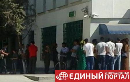 В Туркменистане задерживают граждан, стоящих в очереди к банкоматам