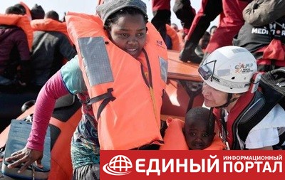 В Средиземном море спасли около 100 мигрантов