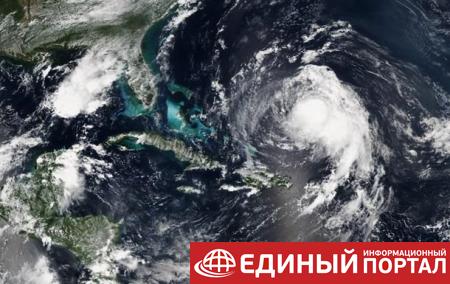 В Атлантике циклон Умберто усилился и получил статус урагана
