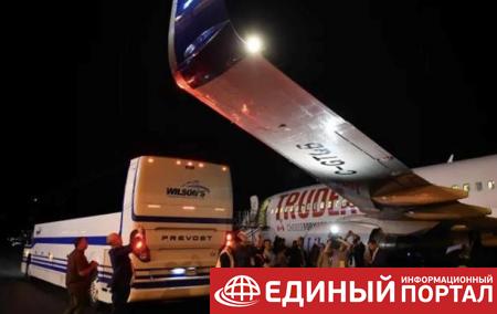 В Канаде в аэропорту столкнулись самолет Трюдо и автобус