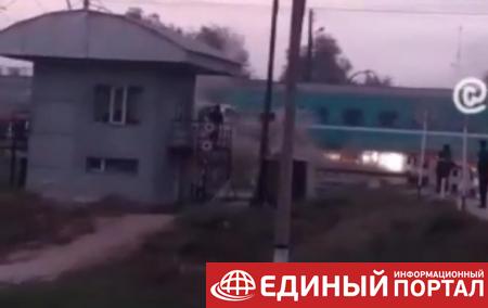 В Казахстане поезд протаранил автобус